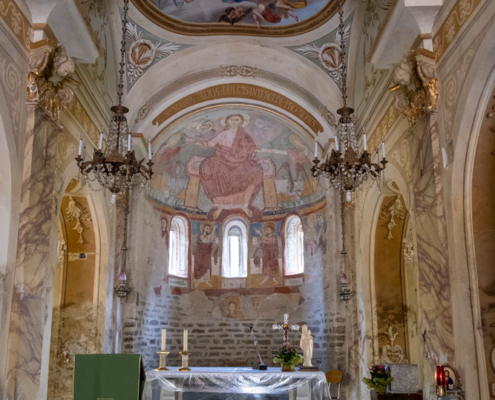 Interno della Pieve di Santa Maria dell'Acqua Dolce a Monesiglio